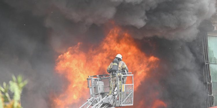 Ataşehir’deki yangın denetim altına alındı