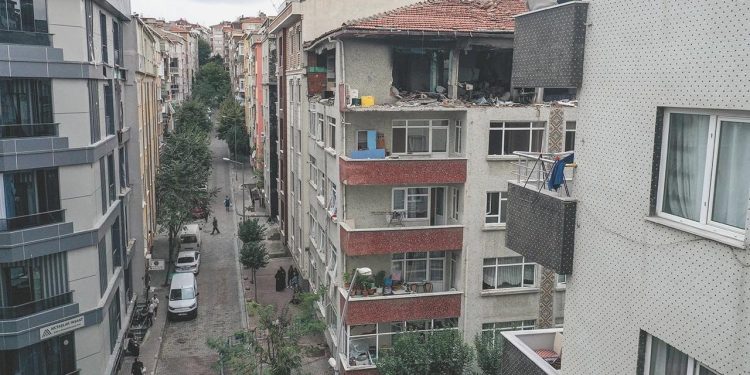 Bahçelievler’de patlama yaşanan binadan karot örneği alındı