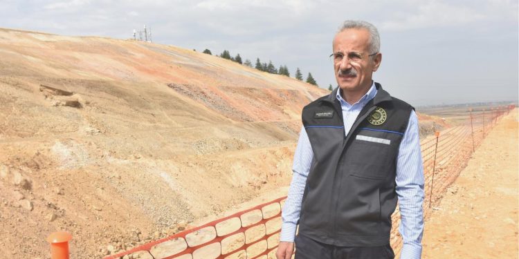 Bakan Uraloğlu açıkladı: İki kent ortasındaki aralık 14 saatten 3.5 saate inecek