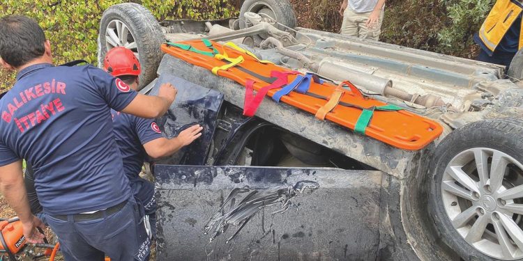Balıkesir’de araba devrildi: 5 yaralı