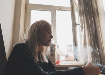 Bilim İnsanları: Şizofreni hastaları sigara içmeye genetik olarak daha yatkın