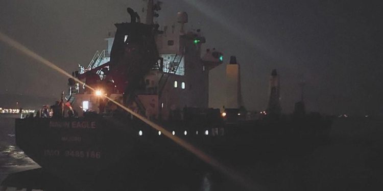 Çanakkale Boğazı’nda dümen arızası yapan gemi inançlı bölgeye demirledi