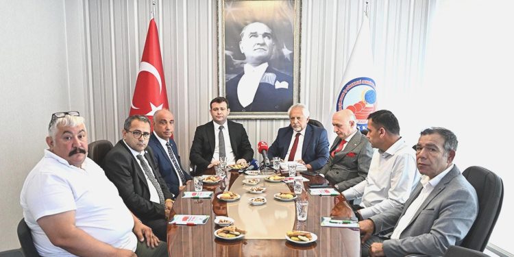 CHP’li Uyar, Birleşik Kamu-İş Konfederasyonu’nu ziyarette bulundu