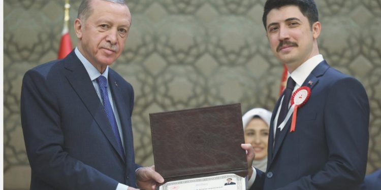 Cumhurbaşkanı Erdoğan: Ne kaçak göçmene müsaade ederiz ne de fitne tacirlerine müsaade veririz