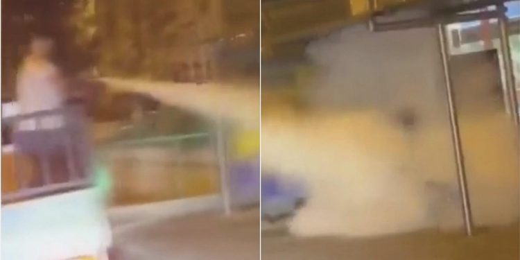 Durakta bekleyen bayana yangın tüpü sıktı, gözaltına alındı