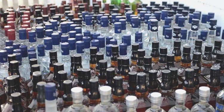 Edirne’de bir konutta 415 litre uydurma içki ele geçirildi