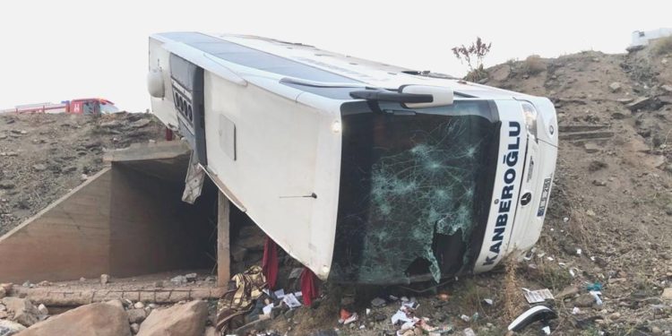 Erzurum’da yolcu otobüsü devrildi, üç kişi öldü