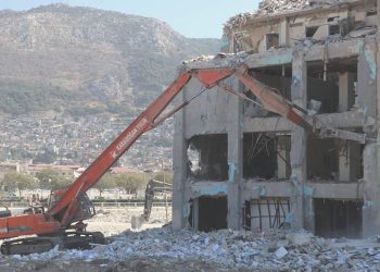 Hatay’da ağır hasarlı binaların denetimli yıkımı sürüyor
