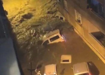 İstanbul’u sel vurdu, birçok mesken ve iş yerini su bastı! 2 kişi hayatını kaybetti