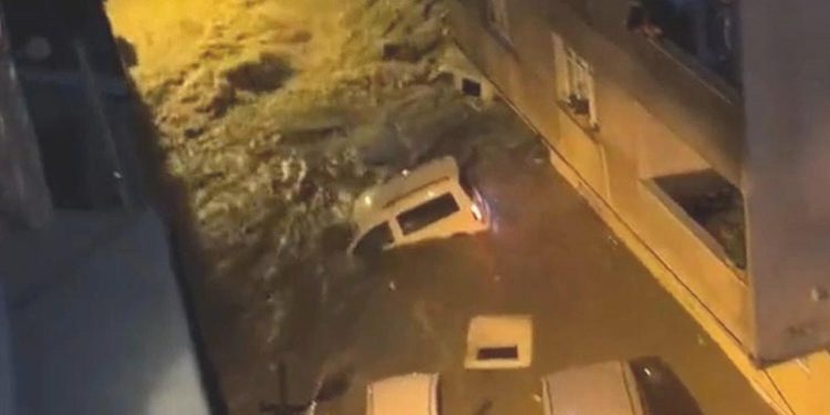 İstanbul’u sel vurdu, birçok mesken ve iş yerini su bastı! 2 kişi hayatını kaybetti