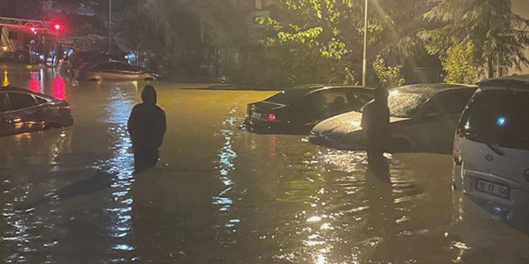 İstanbul’u sel vurdu, sokaklar göle döndü