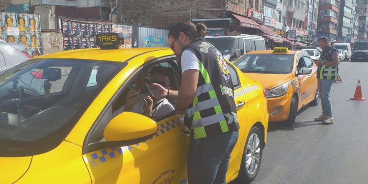 Kadıköy’de taksicilere yönelik kontrol yapıldı: 5 sürücüye para cezası kesildi