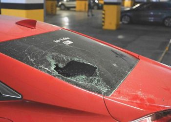 Kapalı otoparktaki araçlara taşla ziyan verildi