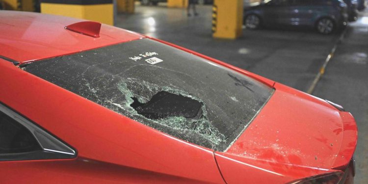 Kapalı otoparktaki araçlara taşla ziyan verildi