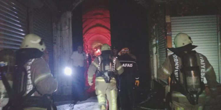 Kapalıçarşı’da çıkan yangın denetim altına alındı