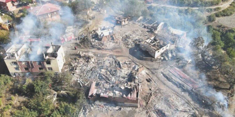  Kastamonu’da çıkan yangında 10 mesken yandı