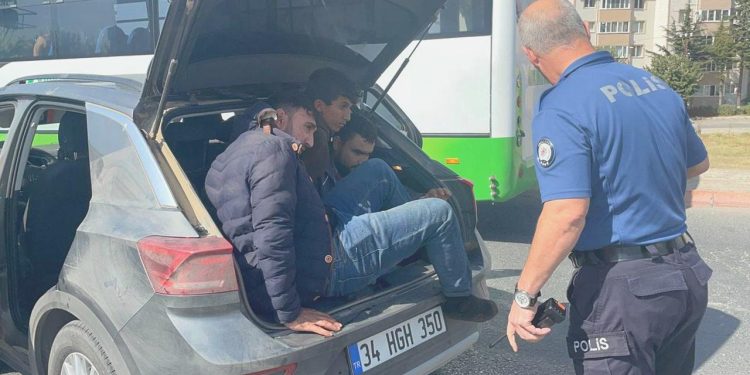 Kırklareli’nde yasa dışı yollarla yurda giren 45 sistemsiz göçmen yakalandı