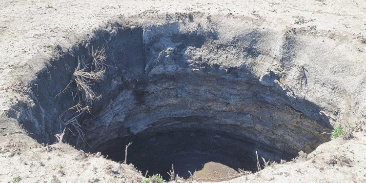 Konya’da 70 metre derinliğinde obruk oluştu