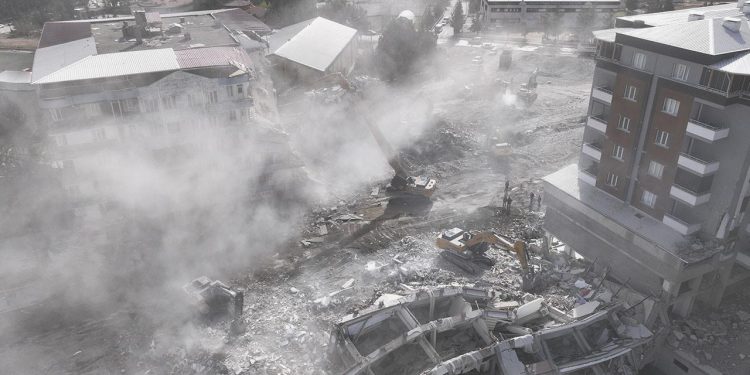 Malatya’da ağır hasarlı 3 bina patlayıcı kullanılarak yıkıldı