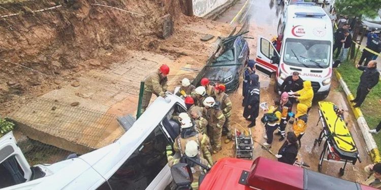 Pendik’te servis aracının üzerine istinat duvarı çöktü