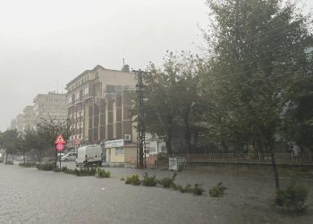 Samsun’u sağanak vurdu, dört kişi vefattan döndü