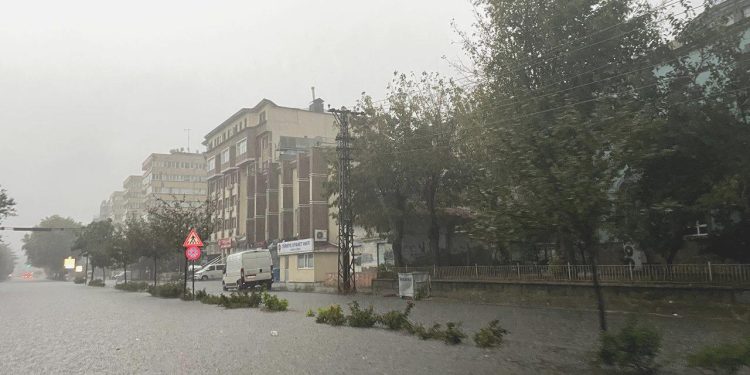 Samsun’u sağanak vurdu, dört kişi vefattan döndü