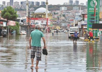 Samsun’u sağanak vurdu, yüzlerce kişi kurtarıldı