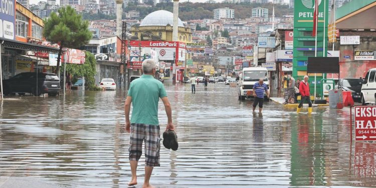 Samsun’u sağanak vurdu, yüzlerce kişi kurtarıldı
