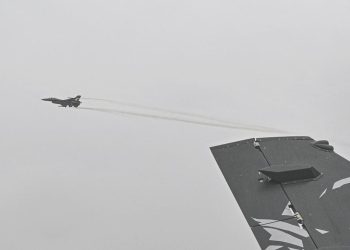 Savaş uçağının kesimi otoparka düştü