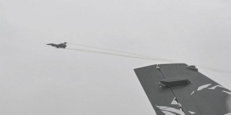 Savaş uçağının kesimi otoparka düştü