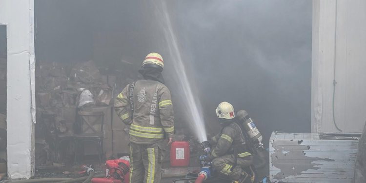 Silivri’de fabrikada çıkan yangına müdahale ediliyor