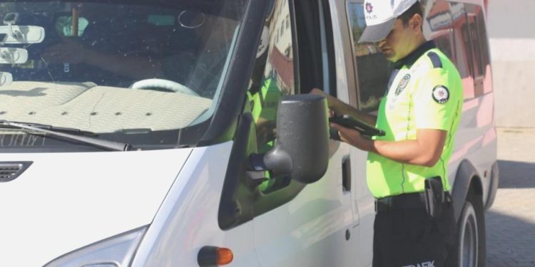 Ülke genelinde okul etrafları ve servis araçları denetlendi