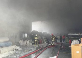 Uşak’ta dokuma fabrikasında yangın