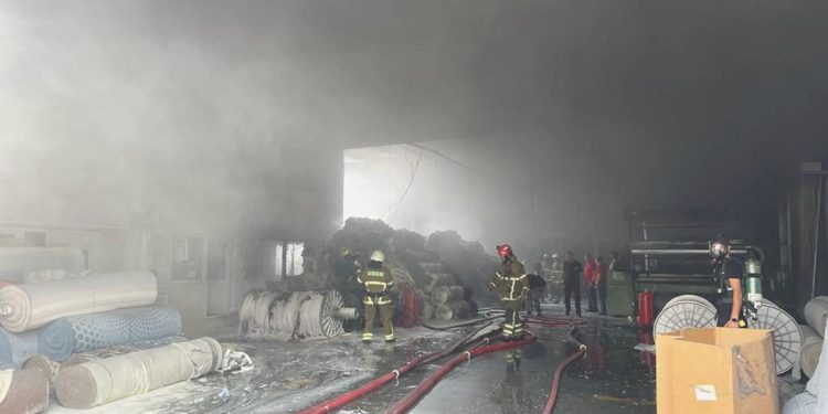 Uşak’ta dokuma fabrikasında yangın