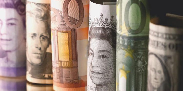 Yurt içi yerleşiklerin döviz mevduatı 2 milyara yakın düştü