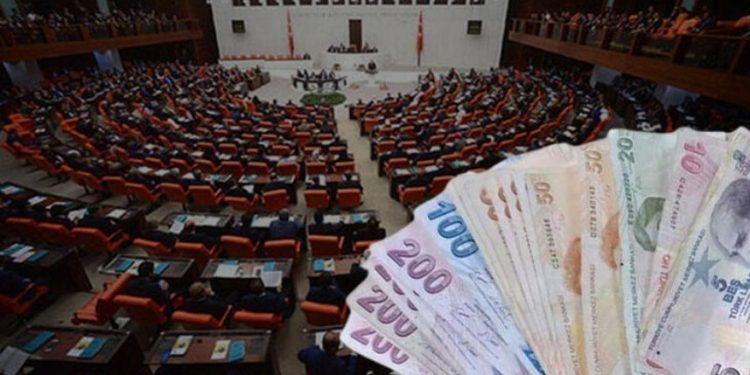 Emekliye 5 bin TL ikramiye maddesi meclisten geçti