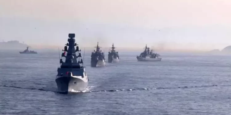 Türk donanmasından boğazda 100’üncü yıla özel tarihi geçit töreni