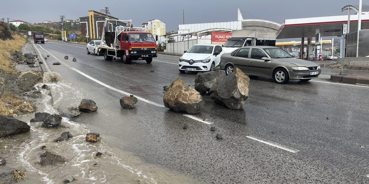 Ülkenin dört bir yanında sağanak yağış hayatı felç etti
