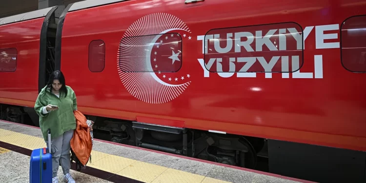 YHT 100. yıla özel kostümle sefere çıktı