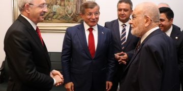 Yeni yasama yılında birçok parti başkanı milletvekili olmadığı için törende partilerinin yanında yer alamadı