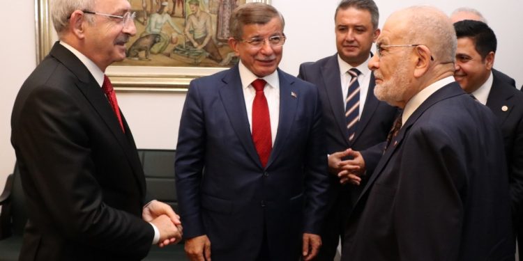 Yeni yasama yılında birçok parti başkanı milletvekili olmadığı için törende partilerinin yanında yer alamadı