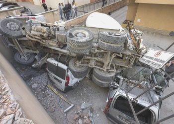 Ankara’da beton mikseri araçların üzerine devrildi