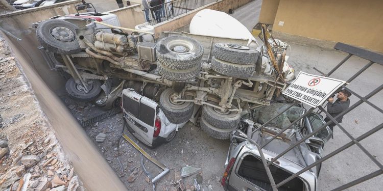 Ankara’da beton mikseri araçların üzerine devrildi