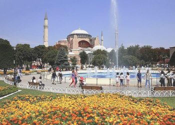 Ayasofya Mescidi’ni ziyarete düzenleme