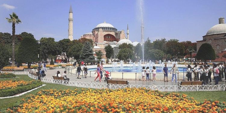Ayasofya Mescidi’ni ziyarete düzenleme