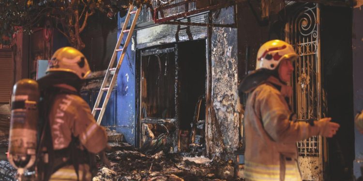 Beyoğlu’ndaki tarihi handa çıkan yangın söndürüldü