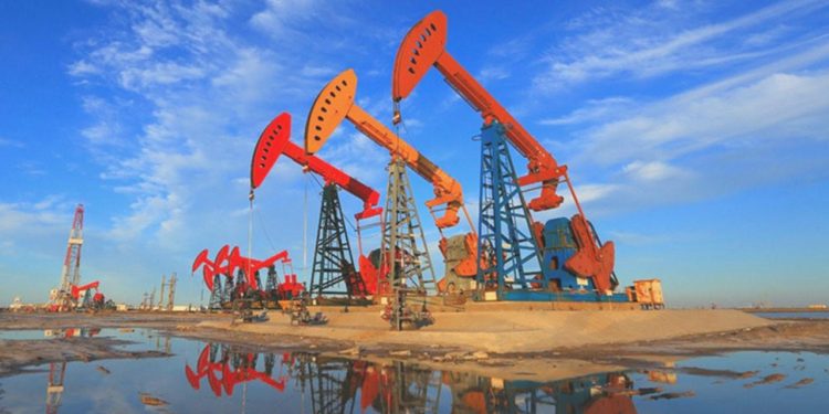 Brent petrolün varil fiyatı düşmeye devam ediyor