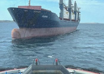 Çanakkale Boğazı girişinde arızalanan gemi inançlı bölgeye demirledi