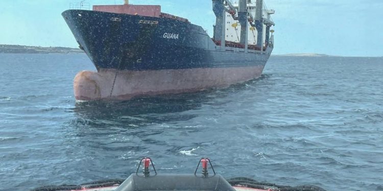 Çanakkale Boğazı girişinde arızalanan gemi inançlı bölgeye demirledi