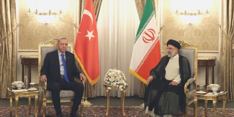 Cumhurbaşkanı Erdoğan, İran Cumhurbaşkanı Reisi ile telefonda görüştü